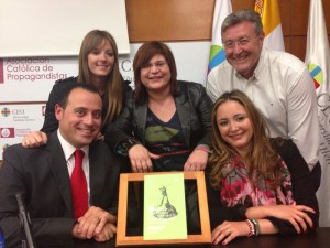 Carmen Soler, Balbino Cortés, Mª Alejandra Ramirez, Elisa Escorihuela y Miguel Angel Diaz con un ejemplar de Golf Directivo